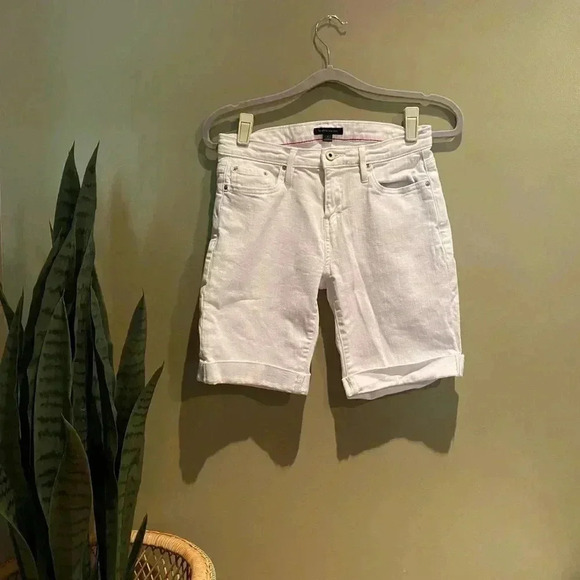 TOMMY HILFIGER WHITE BERMUDA JEAN SHORTS 2 - Picture 1 of 3